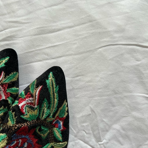 Black mules embroidered. From Fashionnova. Never wore them. Too small on me - Picture 4 of 4